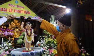 Nghi thức tắm Phật truyền thống tại chùa Hoa Yên, Yên Tử Ảnh: KỲ SƠN 