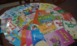 Học sinh lớp 1 phải cõng bộ SGK khủng đến trường