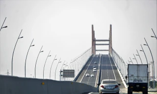 Cầu Bạch Đằng mới đưa vào khai thác đã lún võng mặt - Ảnh: Giađình.net