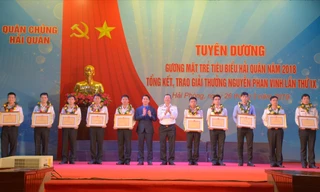 Bí thư T.Ư Đoàn Nguyễn Ngọc Lương và Chuẩn Đô đốc Đặng Minh Hải, Phó Chính ủy Quân chủng Hải quân trao danh hiệu Gương mặt trẻ tiêu biểu Hải quân 2018 cho 10 cá nhân xuất sắc Ảnh: N.S 