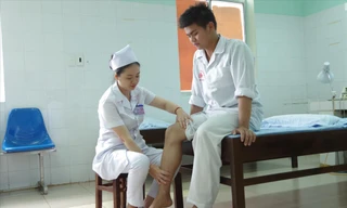 Đại úy Kim Oanh chăm sóc bệnh nhân điều trị tại Bệnh viện Quân y 211 ẢNH: NVCC