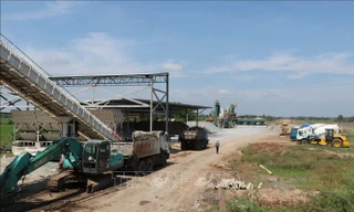 Thi công Dự án BOT cao tốc Trung Lương - Mỹ Thuận, Cty của Út "trọc" không dự thầu, không trực tiếp thi công dự án này nhưng vẫn được chủ đầu tư tạm ứng tiền thi công Ảnh: TTXVN