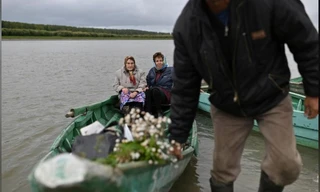 Người làng Sibilyakovo qua lại sông IrtyshẢnh: Reuters