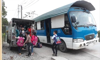 Xe 3 bánh tự chế, xe ô tô cũ đưa đón học sinh tại trường tiểu học Tân Minh