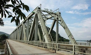 Mố cầu Hàm Rồng bị nứt, sạt trượt