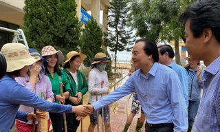  Bộ trưởng Phùng Xuân Nhạ thăm hỏi, động viên giáo viên tại Quảng Bình. 