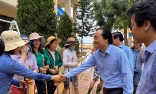  Bộ trưởng Phùng Xuân Nhạ thăm hỏi, động viên giáo viên tại Quảng Bình. 