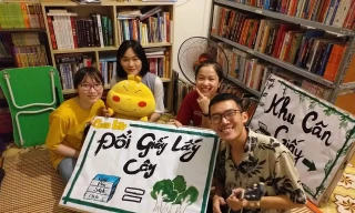 Độc giả đến đọc sách còn được hưởng không khí vui vẻ. Hoàng Quí Bình- người cầm đàn 