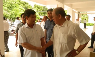 Viện trưởng Viện KSND Tối cao Lê Minh Trí (bên trái) trao đổi với cử tri TPHCM sau hội nghị tiếp xúcẢnh: H.T 