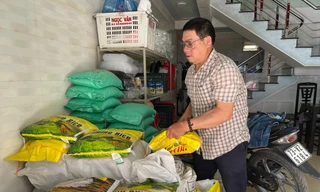 Gia đình ông Thống giờ bán thêm gạo với hi vọng trả được món nợ bị lừa