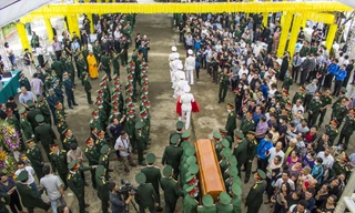 Tiễn đưa những người anh hùng ảnh: Văn Chương 