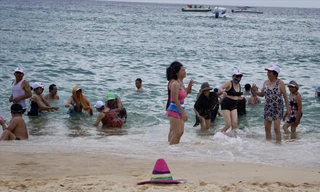 Du khách nội vẫn đang là cứu cánh cho du lịch Việt Nam Ảnh: KỲ SƠN