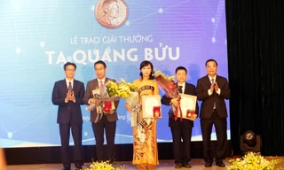 Phó Thủ tướng Chính phủ Vũ Đức Đam và Bộ trưởng Bộ Khoa học và Công nghệ trao giải thưởng cho ba nhà khoa học nhận giải Tạ Quang Bửu 2019 
