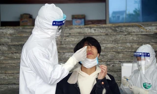 Nam sinh Đại học Bách khoa xét nghiệm tại Trung tâm văn hóa Xứ Đông, TP Hải DươngẢnh: Nguyễn Hoàn 