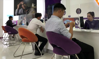 Muốn chuyển tiền ra nước ngoài theo kênh chính thống, khách hàng phải qua nhiều công đoạn xét duyệt gắt gao. Ảnh minh họa