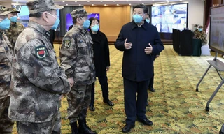 Chủ tịch Trung Quốc Tập Cận Bình tại một bệnh viện ở Vũ Hán hôm 10/3ảnh: Xinhua 