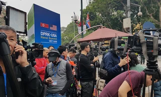 Nhà báo trong nước và quốc tế hành nghề trước Melia ảnh: XB 