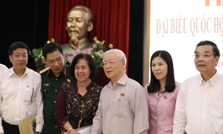 Tổng Bí thư, Chủ tịch nước Nguyễn Phú Trọng tiếp xúc với cử tri Hà Nội trước kỳ họp Quốc hội. Ảnh: Như Ý 