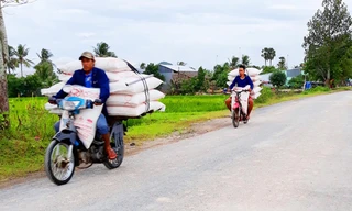 Những chiếc xe chở đầy hàng lậu 