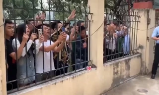 “Anh em giang hồ” đến livestream ngày Khá Bảnh ra tòa để câu like. Ảnh: CTV