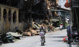 Nhiều người dân dị ứng với mùi khét sau vụ cháy nhà xưởng Cty Rạng ĐôngẢnh: Trường Phong 