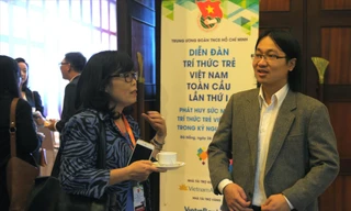 TS.Trần Hoàng Sơn trao đổi với đại biểu tại Diễn đàn lần thứ nhất Ảnh: Xuân Tùng