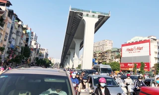 Ùn tắc như nêm tại nút giao Ngã Tư Sở - Ngã Tư Vọng (điểm lên xuống đường Vành đai 2 trên cao) sáng 9/11Ảnh: A.Trọng 