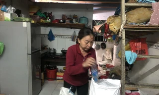 Bà Huỳnh Thị Thu Thạnh tranh thủ nhặt ve chai đem về phòng trọ sau giờ tan ca 