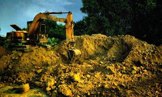 Xe múc vẫn nằm trên bãi tập kết đất trái phép trong ngày 7/9