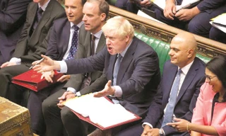 Thủ tướng Anh Boris Johnson (giữa) phản ứng với lãnh đảo Công đảng đối lập Jeremy Corbyn trong phiên trả lời chất vấn các nghị sĩảnh: CNN 