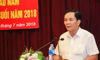 Dư luận đang đặt dấu hỏi xung quanh việc Bộ VH-TT&DLđồng ý để ông Cấn Văn Nghĩa ra tranh cử chiếc ghế Phó chủ tịch phụ trách tài chíoongVFF.