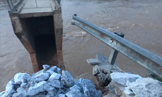 Cầu Chôm Lôm hỏng mố cầu với chiều dài khoảng 6m, khiến học sinh đến trường rất khó khăn