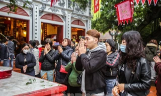 Nhiều người dân lễ phủ Tây Hồ (Hà Nội) không đeo khẩu trang 