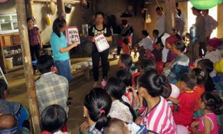 Một buổi truyền thông về sức khỏe sinh sản của các tình nguyện viên UNICEF