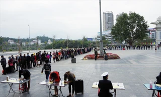 Hành khách xếp hành chờ đến lượt kê khai tờ khai y tế khi nhập cảnh vào Việt Nam qua cửa khẩu Ảnh: Bình Minh