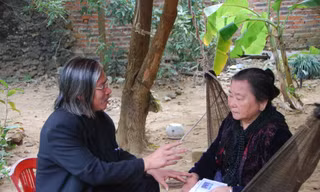 Bà Phạm Thị Nhu, vợ thi sĩ Hữu Loan (ngồi võng)
