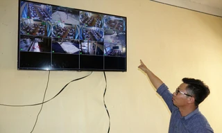 Thầy Bùi Viết Tình giới thiệu hệ thống camera của nhà trường ảnh: Ng. Ngọc