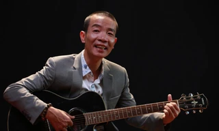 Nhạc sĩ Nguyễn Vĩnh Tiến là người dẫn chuyện trong liveshow đầu tiên của mình