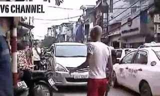 Dùng điếu cày phân làn giao thông. Ảnh chụp từ clip