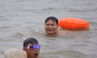 'Sốc' người dân Hà Nội vẫn bơi giữa sông Hồng trong giá rét căm căm