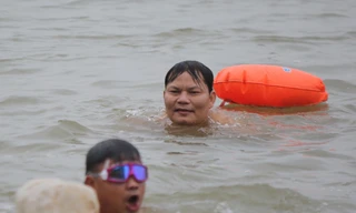 'Sốc' người dân Hà Nội vẫn bơi giữa sông Hồng trong giá rét căm căm