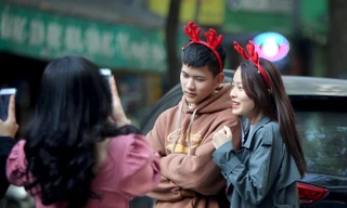 Giới trẻ lên phố Hàng Mã chụp ảnh Giáng sinh
