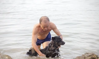 'Bãi biển' tự phát khổng lồ ngay dưới chân cầu Thăng Long