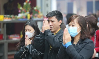 'Kệ' COVID-19, người dân không đeo khẩu trang nườm nượp đổ về lễ Phủ Tây Hồ 