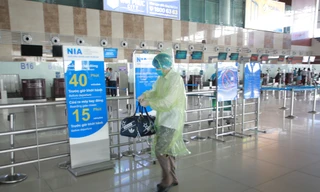Máy bay đỗ đầy cảng, nhà ga Nội Bài 'vắng như chùa bà đanh'
