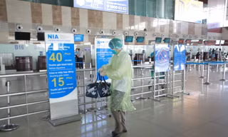 Máy bay đỗ đầy cảng, nhà ga Nội Bài 'vắng như chùa bà đanh'