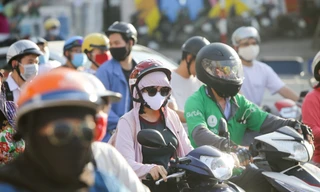 Nắng nóng nung người, người dân Hà thành hóa 'ninja'