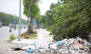 Đại lộ 'nghìn tỷ' ở Hà Nội vừa làm xong đã bị rác thải bủa vây