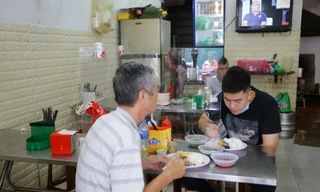 Hàng quán Hà Nội khởi động lại 'lá chắn' phòng chống dịch COVID-19