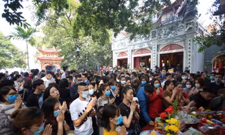 Người dân Thủ đô chen chân đi lễ Phủ Tây Hồ ngày đầu tháng 11 âm lịch